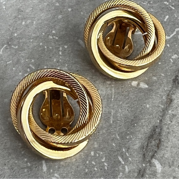 VINTAGE 1950s Gold Tone CircularClio Earrings by JUDY LEE - Picture 4 of 12